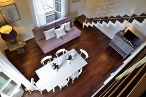 サン・カシャーノ・イン・ヴァル・ディ・ペーザにあるVilla Borri Country Suitesのリビングルーム(テーブル、紫色のソファ付)