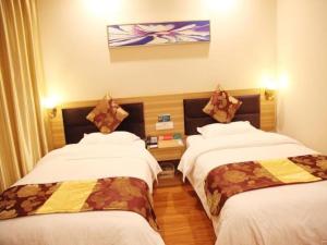 Кровать или кровати в номере GreenTree Alliance Yichang East Yichang Station Hotel