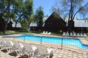 un grupo de sillas sentadas junto a una piscina en Añañucas III, en Las Trancas