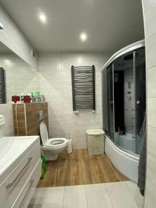 Et badeværelse på Apartament Dwa Poziomy