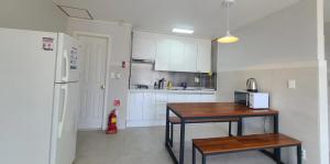 Kuchyň nebo kuchyňský kout v ubytování 골드 훼미리 콘도 & 펫리조트