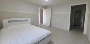 Postel nebo postele na pokoji v ubytování 골드 훼미리 콘도 & 펫리조트