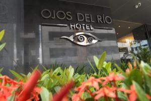 Chứng chỉ, giải thưởng, bảng hiệu hoặc các tài liệu khác trưng bày tại Hotel Ojos Del Rio
