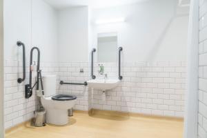 un baño con inodoro y lavabo en The Ullswater Inn- The Inn Collection Group, en Glenridding 62 fotos más