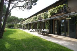 a patio with a table and chairs next to a building at Campagne les Jumeaux in Saint-Tropez