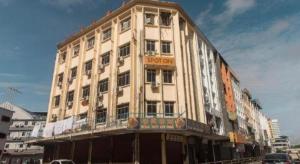 un grand bâtiment avec une enseigne sur le côté dans l'établissement OYO 89706 To-day Hotel, à Sibu