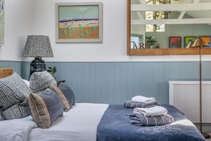 Un dormitorio con una cama con toallas. en The Garden Studio, en Dorking
