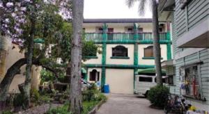 um edifício verde e branco com uma varanda em OYO 800 DDD Habitat Dormtel Bacolod em Taculing Hacienda mais 58 fotografias