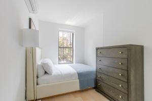 En eller flere senge i et værelse på Blueground Brooklyn Heights view nr Brooklyn Bridge NYC-1962