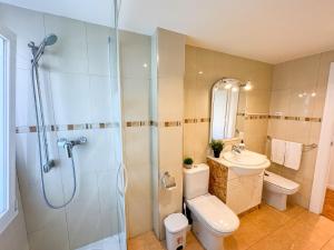 een badkamer met een douche, een toilet en een wastafel bij Velasco Urban Lodge - Turistea in Huesca +15 foto's