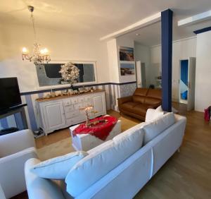 ein Wohnzimmer mit Sofa und Tisch in der Unterkunft Monsieur Claude - Wohnen in einer historischen Villa in Suhl