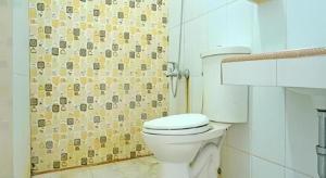 une salle de bain avec toilettes et rideau de douche dans l'établissement Hotel O Jahip Syariah, à Bojong Dua