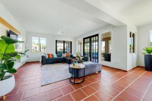 Χώρος καθιστικού στο Villa Quenepa with Generator & Steps from the Beach +35 φωτογραφίες