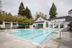 Πισίνα στο ή κοντά στο Downtown Mountain View 2BR w Gym Pool Patio SFO-889