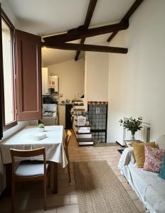 een woonkamer met een tafel en een keuken bij Casa Panorama Viterbo Senza ZTL e Parcheggio Gratuito in Viterbo