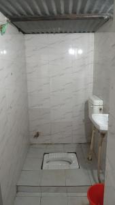 PrayagrajMaa Godawari Lodge的带马桶和水槽的白色浴室