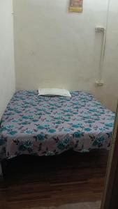 PrayagrajMaa Godawari Lodge的一张床上的被子