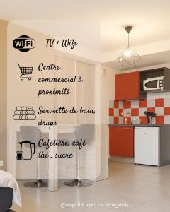 een keuken met een muur met woorden erop bij Agréable studio avec piscine à 2 mins de Montpellier in Juvignac