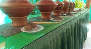 una mesa cubierta con tazones y platos de comida en Hotel camorich, en Debarawewa