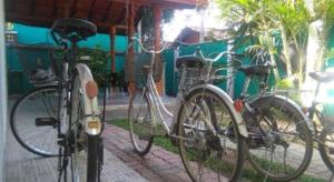 Un grupo de bicicletas estacionadas frente a un edificio. en Hotel camorich, en Debarawewa