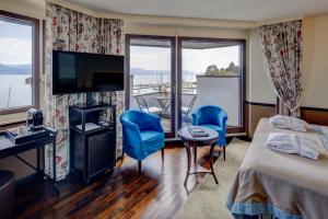 モルジュにあるロマンティック ホテル モン ブラン オ ラックのベッドとバルコニー付きのホテルの部屋