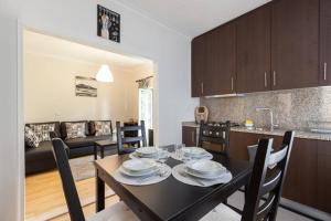 a dining room and kitchen with a table and chairs at Carvalhosa Apartment in Monte