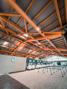 アンヘレスにあるClark Imperial Hotelの広い客室で、建物内にテーブルと椅子が備わります。