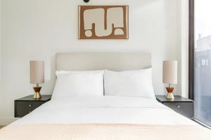 Postel nebo postele na pokoji v ubytování Blueground Downtown Brooklyn rooftop nr Brooklyn Bridge NYC-2186