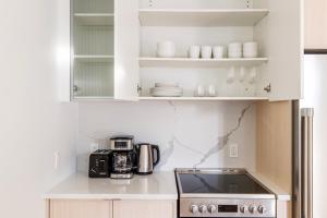 Kuchyň nebo kuchyňský kout v ubytování Blueground Downtown Brooklyn rooftop nr Brooklyn Bridge NYC-2186