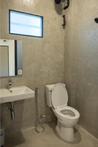 een badkamer met toilet en wastafel bij Morning Place in Ban Krathum Lom
