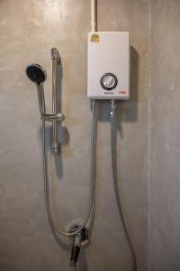 een douche met een föhn in de badkamer bij Morning Place in Ban Krathum Lom