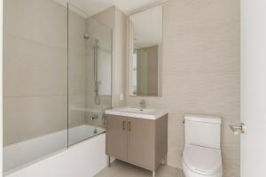 Koupelna v ubytování Blueground Downtown Brooklyn fitness center nr Brooklyn Bridge NYC-2187 + 54 fotografií