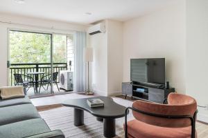 Et opholdsområde på Blueground Winchester pool nr Central Park SFO-2104