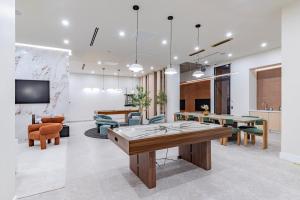 TV a/nebo společenská místnost v ubytování Blueground Downtown Brooklyn fitness center nr Brooklyn Bridge NYC-2187