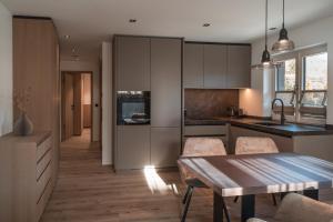 una cucina con un tavolo di legno e una sala da pranzo di Egerner Chalet a Rottach-Egern Altre 22 foto