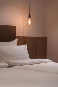 una camera con letto bianco e luce di Egerner Chalet a Rottach-Egern