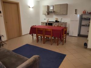 een keuken met een tafel met een rode tafelkleed erop bij Casa Chicken2 -Mare, Monti E Bikers in Bardino Vecchio