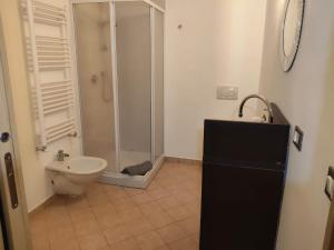 een badkamer met een douche, een toilet en een wastafel bij Casa Chicken2 -Mare, Monti E Bikers in Bardino Vecchio