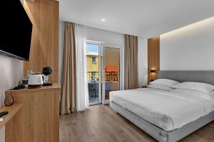 a hotel room with a bed and a television at Villa Jasna - Makarska Exklusiv in Tučepi