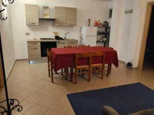 een keuken met een tafel en stoelen en een keuken met een koelkast bij Casa Chicken2 -Mare, Monti E Bikers in Bardino Vecchio +9 foto's