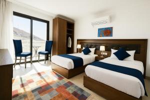 Corner View Hotel tesisinde bir odada yatak veya yataklar +54 fotoğraf