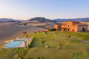 蒙泰卡蒂尼瓦尔迪切奇纳卡瓦奥拉农家乐的享有带游泳池的田野房屋的空中景致