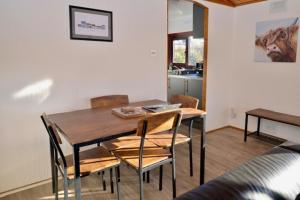 Χώρος καθιστικού στο Lodge Cabin with Fabulous Views 2 - Farm Stay +6 φωτογραφίες