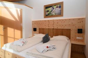 a bedroom with two beds with towels on them at Apartment Zugspitze in Biberwier