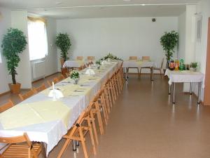 Un restaurante o sitio para comer en Dom Gościnny Pod Brzozami