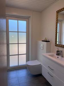 Koupelna v ubytování Newly renovated house in Gammel Skagen + 94 fotografií