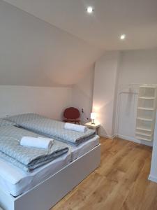 En eller flere senge i et værelse på Vila Hafira