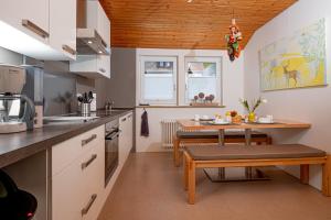 Kuchyň nebo kuchyňský kout v ubytování Gemütliche Ferienwohnung für Naturliebhaber