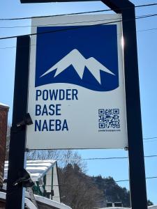 een teken voor een machteloze basis najaaja bij Powder Base Naeba in Yuzawa