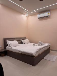 een slaapkamer met een bed en airconditioning bij Silver Green Resort in Gumgaon